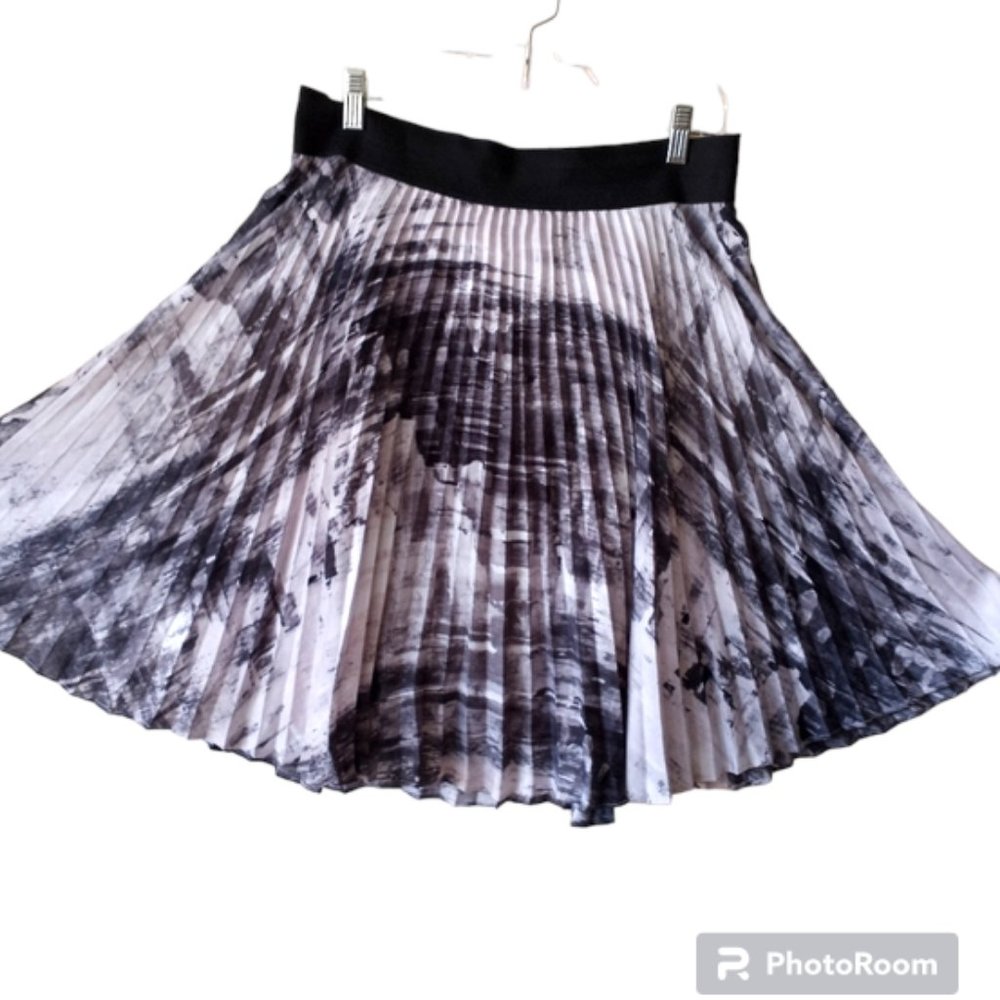A Line Pleated Skirt L Black & White Abstract